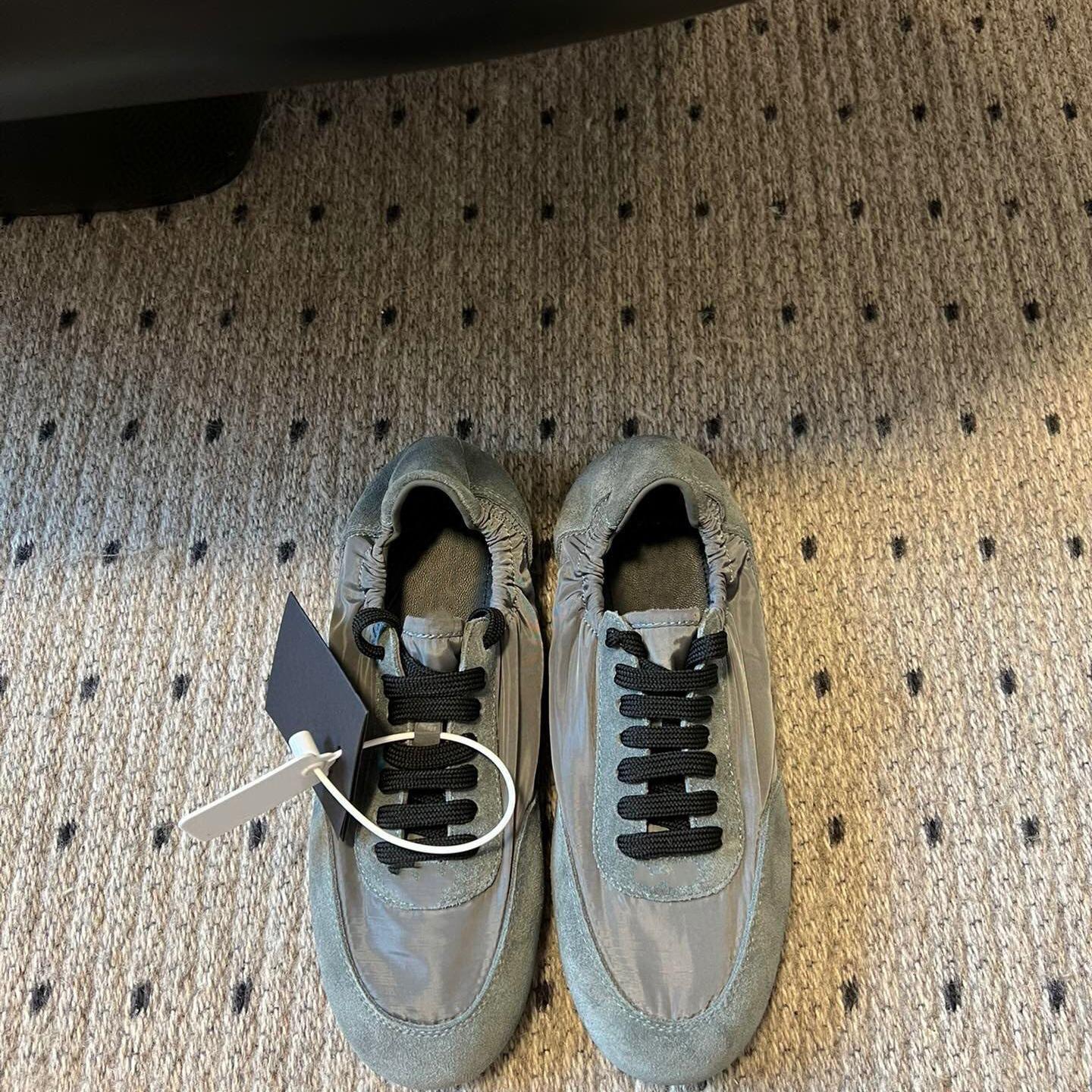 Women's Lightweight Low-Top Training Shoes - Comfortable Stylish Casual Flat Sports Sneakers in White Women's Lightweight Low-Top Training Shoes - Comfortable Stylish Casual Flat Sports Sneakers in White