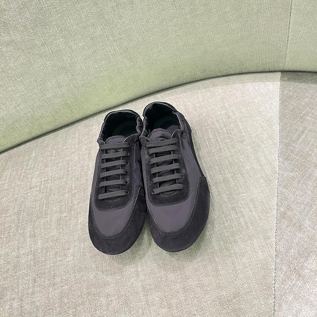 Women's Lightweight Low-Top Training Shoes - Comfortable Stylish Casual Flat Sports Sneakers in White Women's Lightweight Low-Top Training Shoes - Comfortable Stylish Casual Flat Sports Sneakers in White