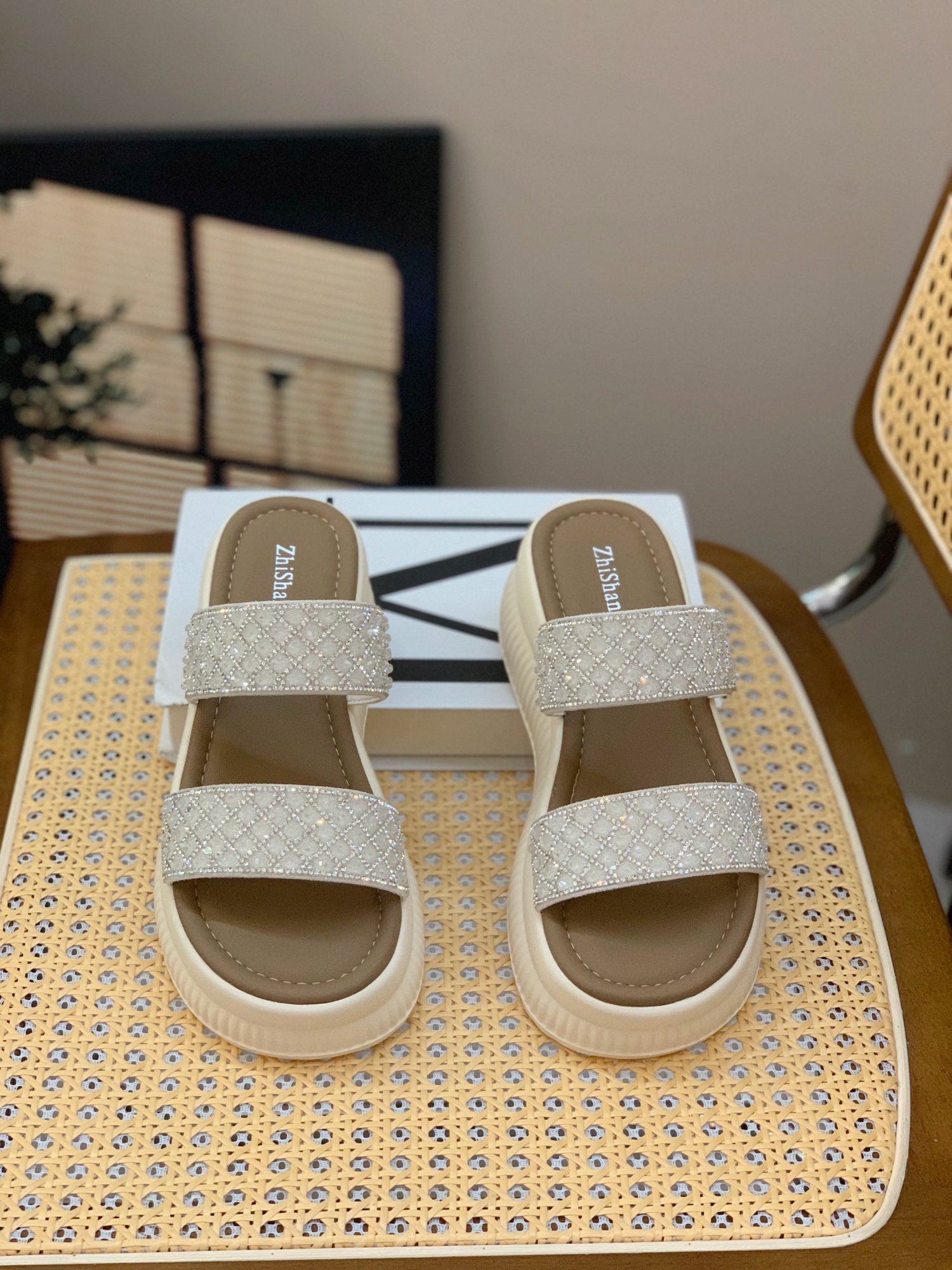 Women's Lightweight Rhinestone Slip-On Platform Sandals - Versatile & Comfortable Summer Style 2025 Women's Lightweight Rhinestone Slip-On Platform Sandals - Versatile & Comfortable Summer Style 2025