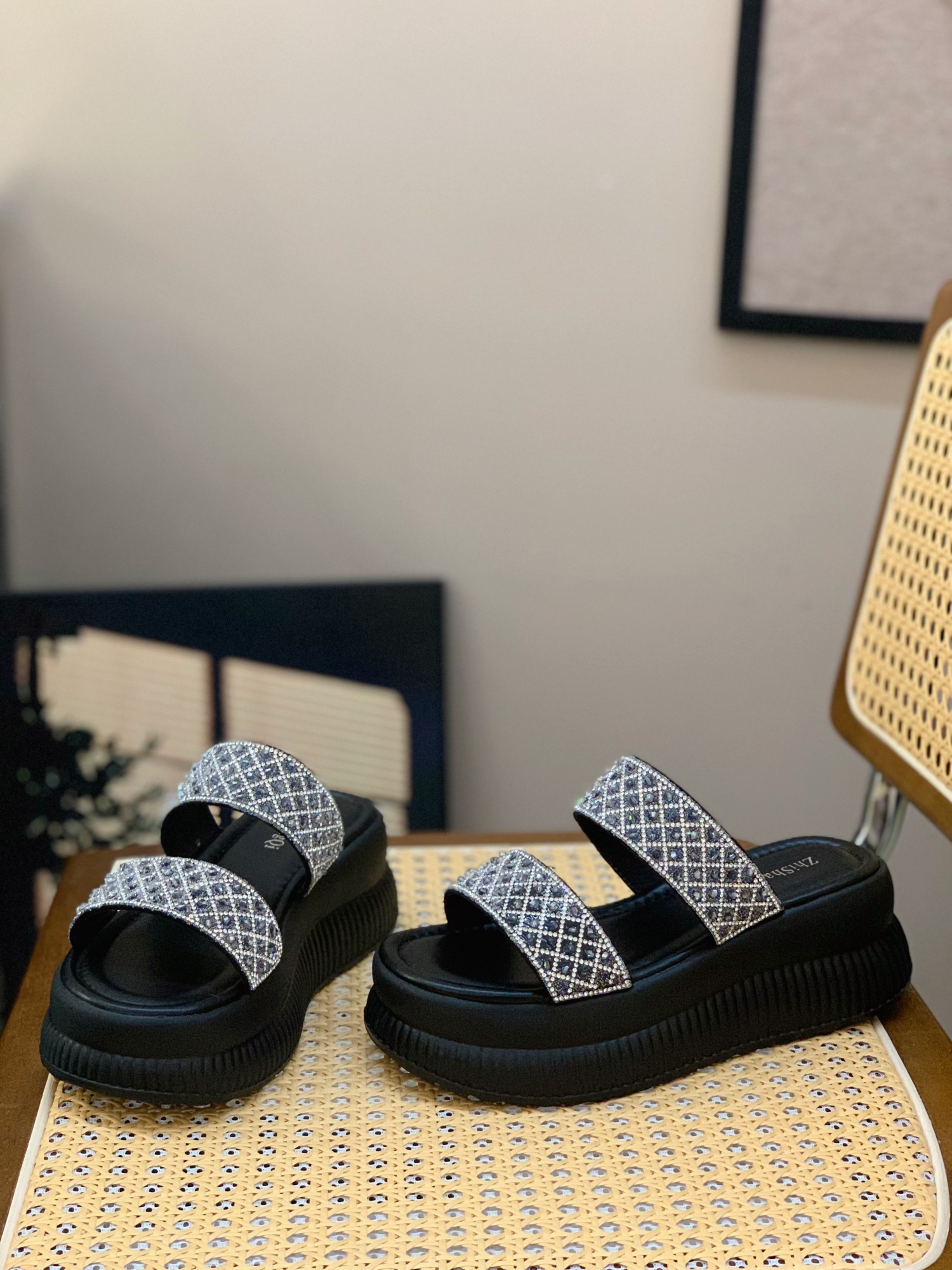 Women's Lightweight Rhinestone Slip-On Platform Sandals - Versatile & Comfortable Summer Style 2025 Women's Lightweight Rhinestone Slip-On Platform Sandals - Versatile & Comfortable Summer Style 2025