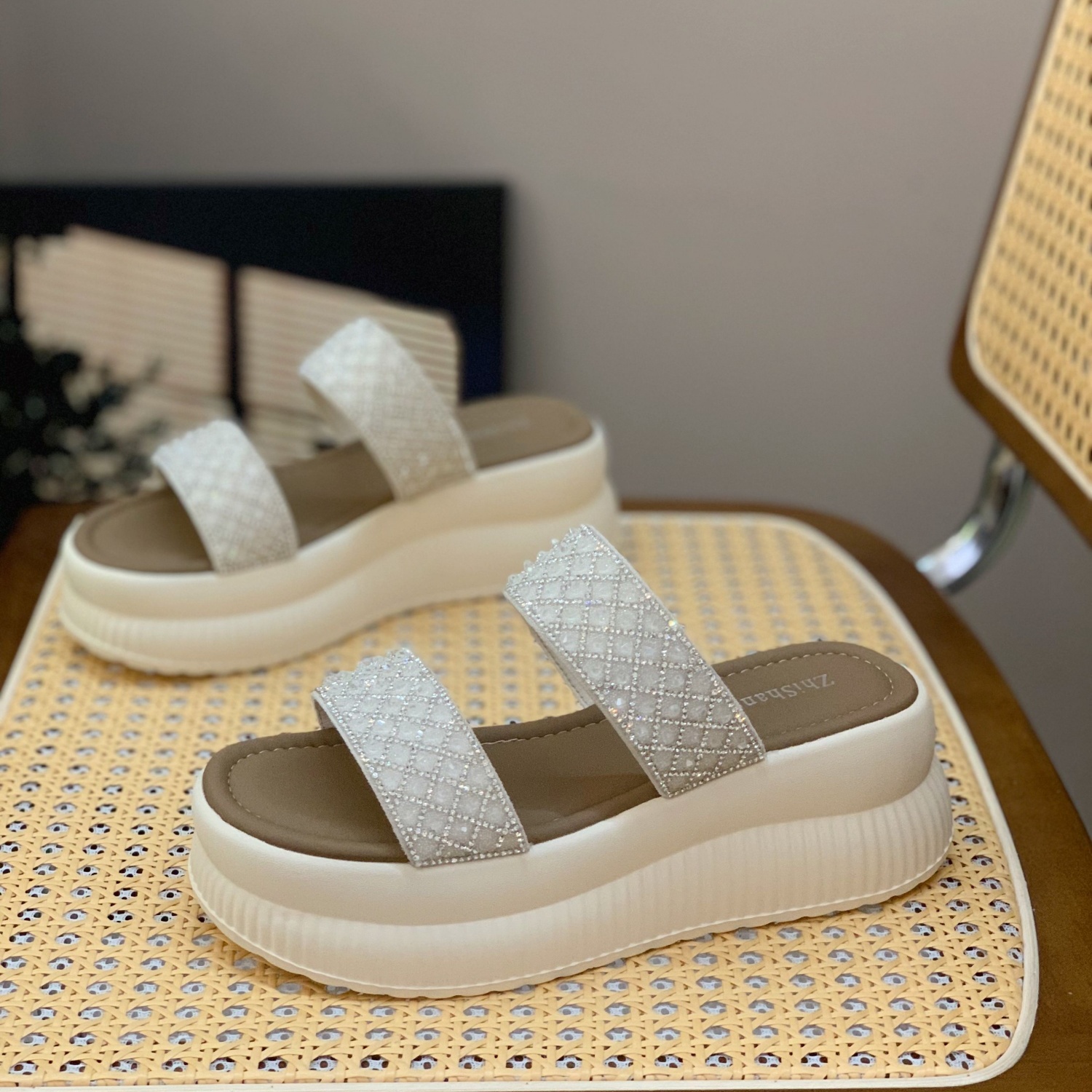 Women's Lightweight Rhinestone Slip-On Platform Sandals - Versatile & Comfortable Summer Style 2025 Women's Lightweight Rhinestone Slip-On Platform Sandals - Versatile & Comfortable Summer Style 2025