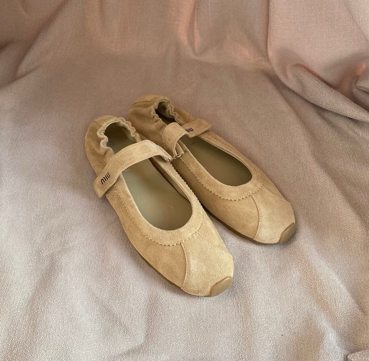 Women's Lightweight White Low-Top Ballet Training Shoes - Stylish Casual Flat Sports Footwear for Comfort