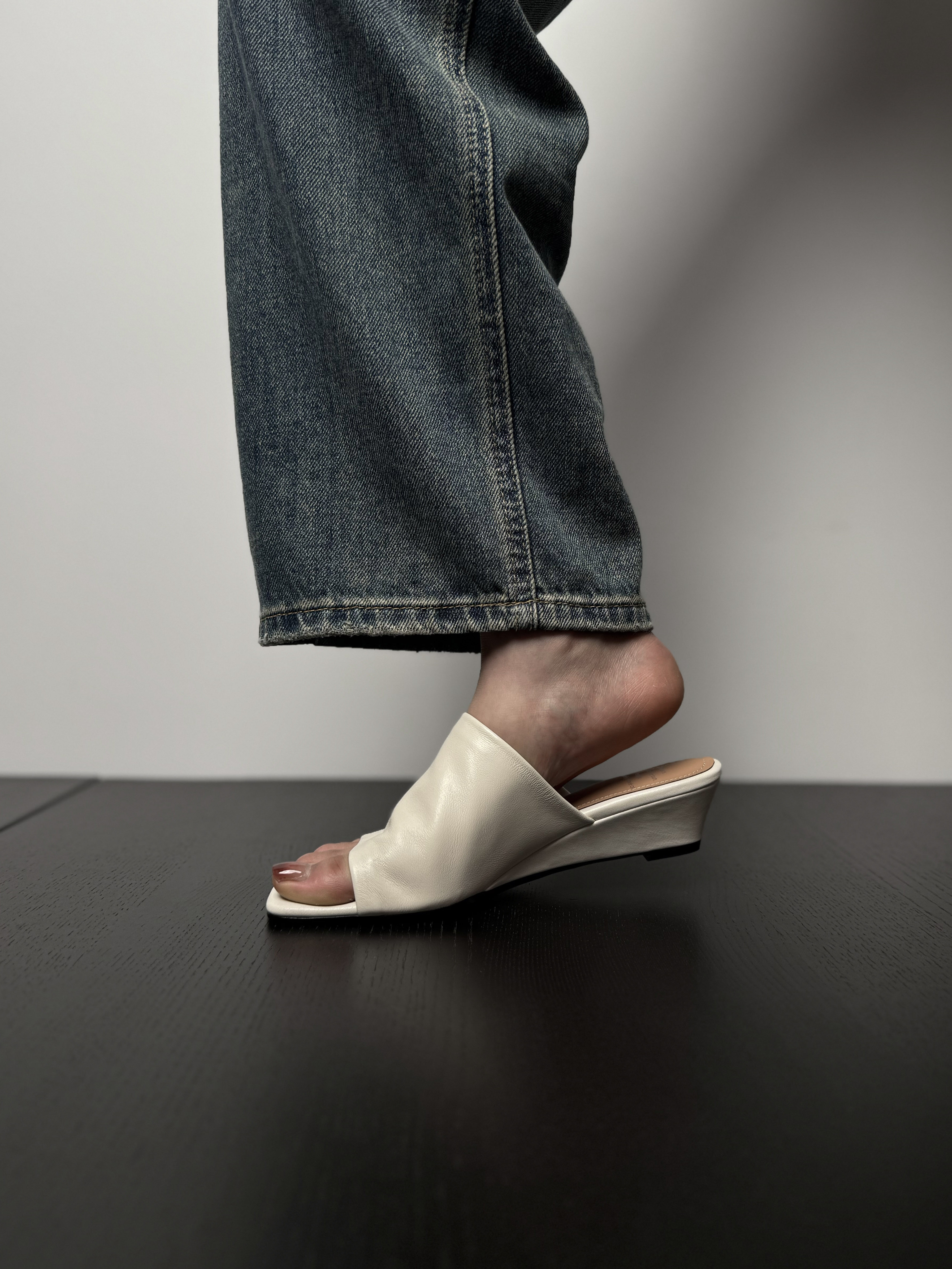 Women's Open-Toe Flat Wedge Slide Sandals - Simple White Vacation Slippers for Summer Outdoor Style