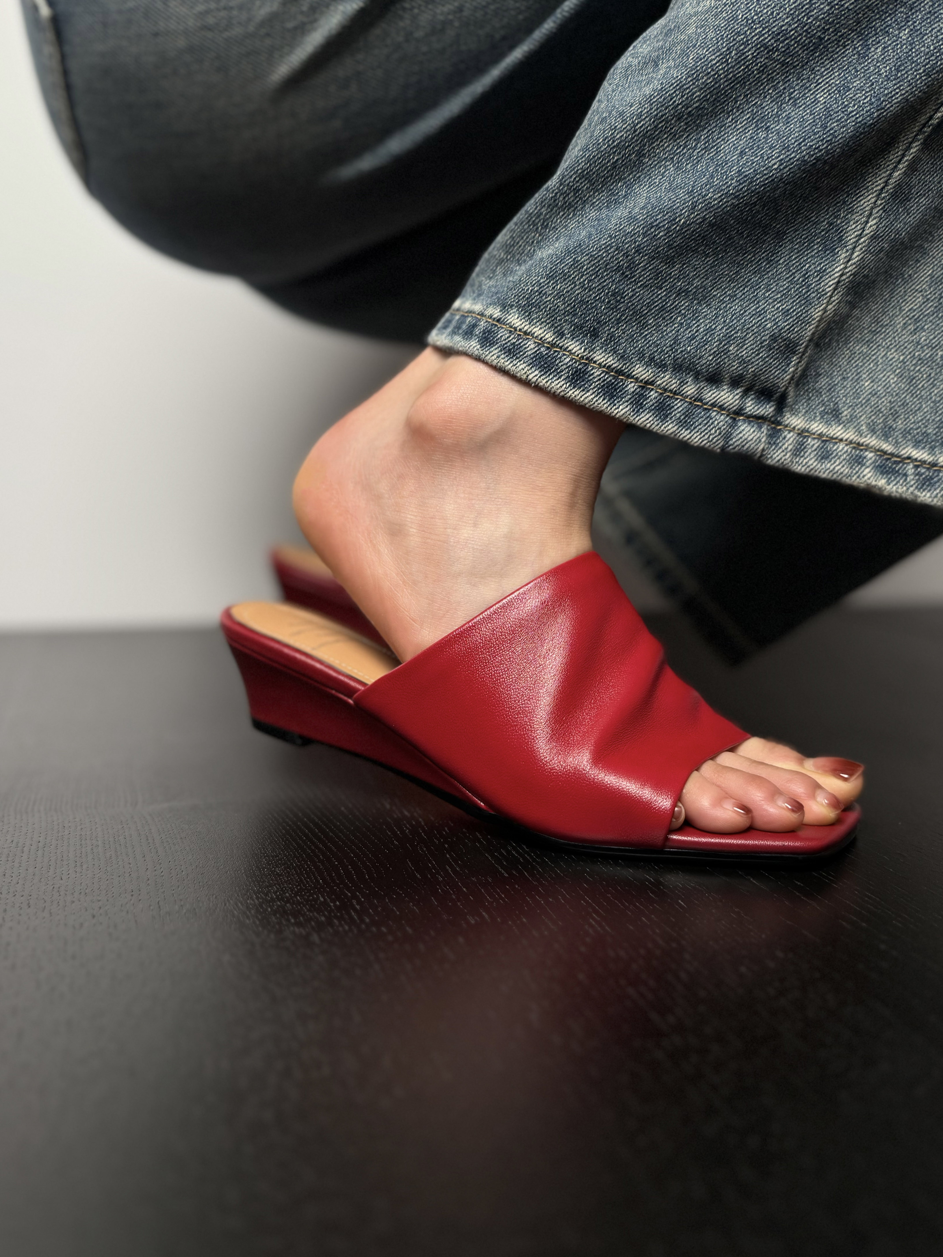 Women's Open-Toe Flat Wedge Slide Sandals - Simple White Vacation Slippers for Summer Outdoor Style Women's Open-Toe Flat Wedge Slide Sandals - Simple White Vacation Slippers for Summer Outdoor Style