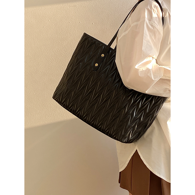 Women's Pleated Shoulder Tote Bag - Large Capacity Commuter Handbag for Spring Summer 2025 - Trendy Niche Design