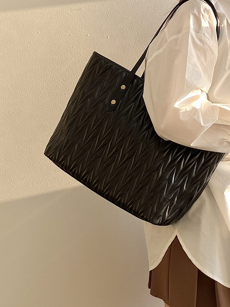 Women's Pleated Shoulder Tote Bag - Large Capacity Commuter Handbag for Spring Summer 2025 - Trendy Niche Design Women's Pleated Shoulder Tote Bag - Large Capacity Commuter Handbag for Spring Summer 2025 - Trendy Niche Design