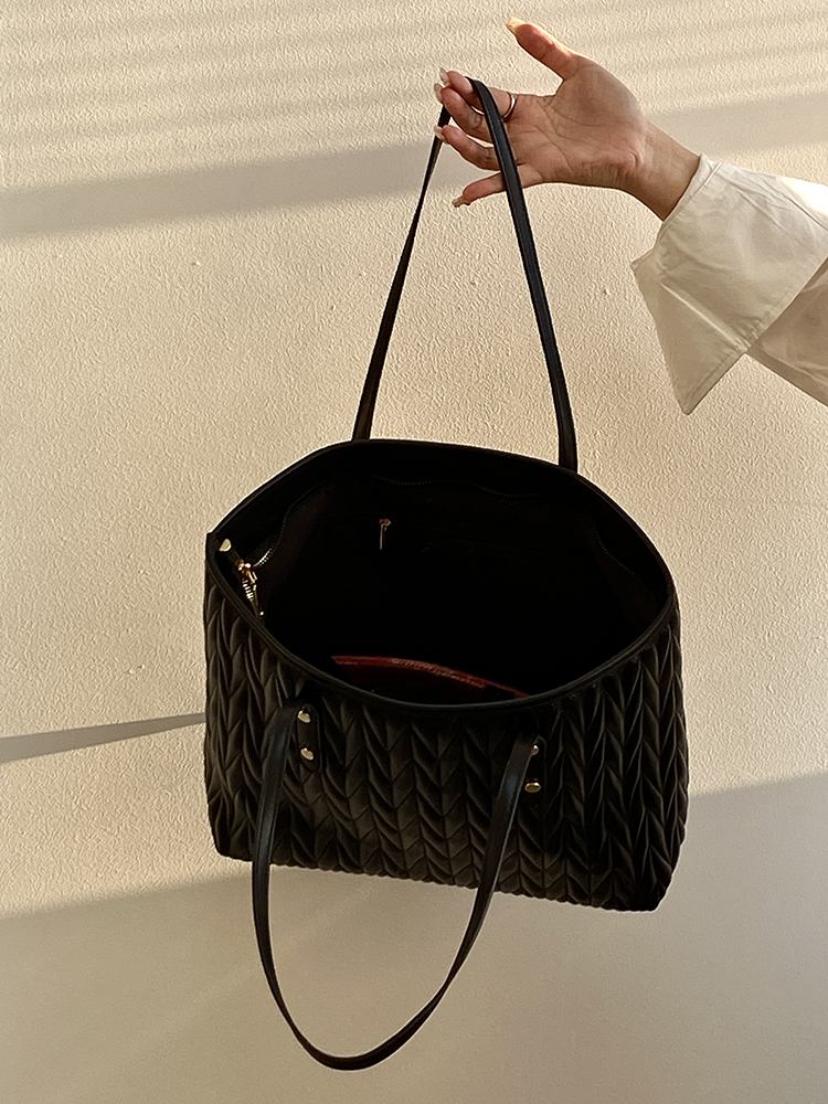 Women's Pleated Shoulder Tote Bag - Large Capacity Commuter Handbag for Spring Summer 2025 - Trendy Niche Design Women's Pleated Shoulder Tote Bag - Large Capacity Commuter Handbag for Spring Summer 2025 - Trendy Niche Design