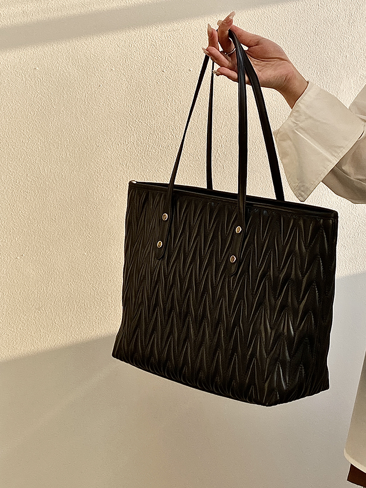 Women's Pleated Shoulder Tote Bag - Large Capacity Commuter Handbag for Spring Summer 2025 - Trendy Niche Design