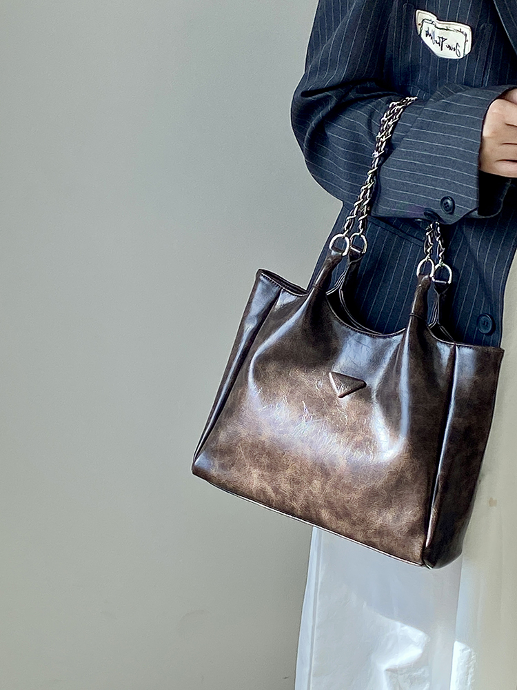 Women's Retro Chain Tote Bag - Large Capacity Handheld & Shoulder Bag for Spring/Summer Commuting Women's Retro Chain Tote Bag - Large Capacity Handheld & Shoulder Bag for Spring/Summer Commuting