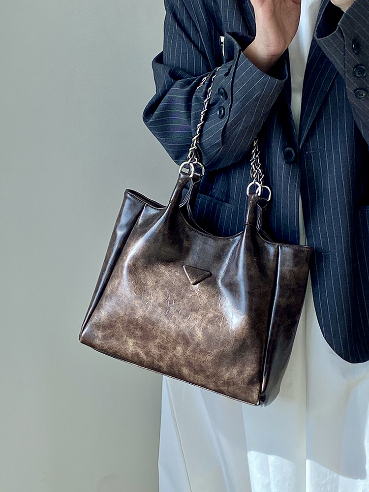 Women's Retro Chain Tote Bag - Large Capacity Handheld & Shoulder Bag for Spring/Summer Commuting Women's Retro Chain Tote Bag - Large Capacity Handheld & Shoulder Bag for Spring/Summer Commuting