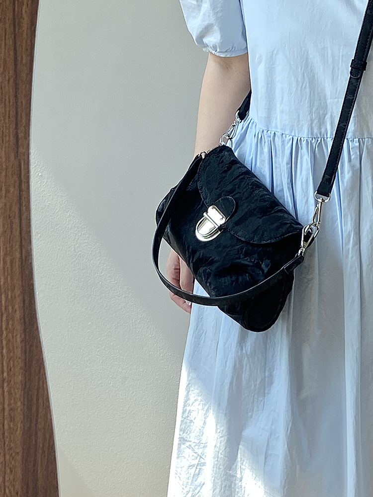 Women's Retro Lock Clutch Underarm Bag - High-End Versatile Shoulder Crossbody Small Bag in National Style Women's Retro Lock Clutch Underarm Bag - High-End Versatile Shoulder Crossbody Small Bag in National Style