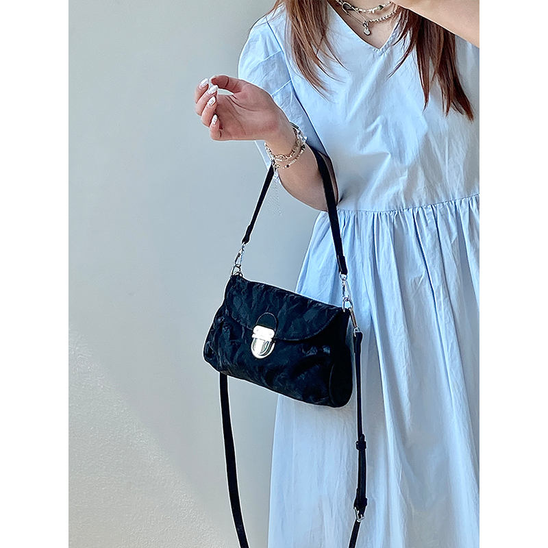 Women's Retro Lock Clutch Underarm Bag - High-End Versatile Shoulder Crossbody Small Bag in National Style
