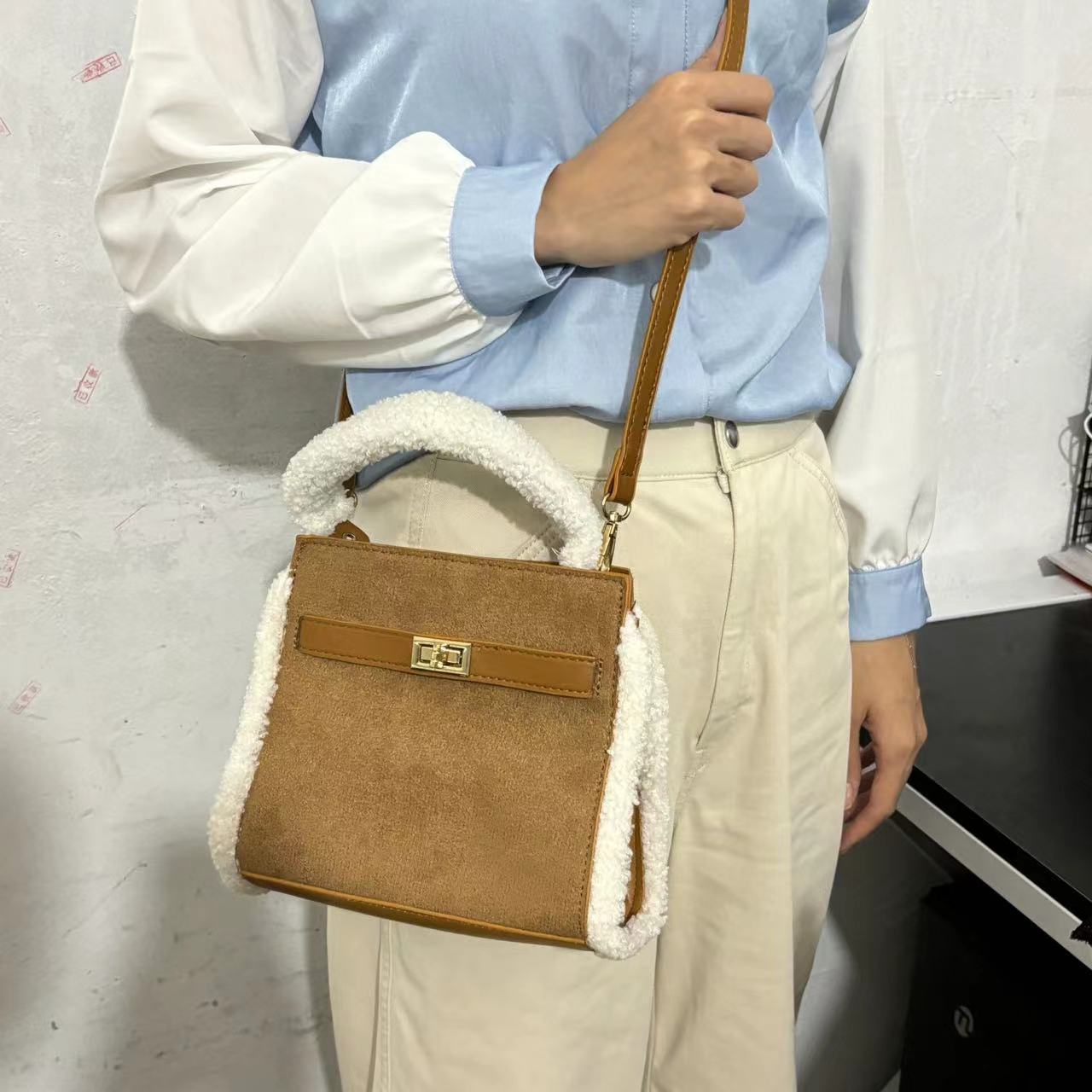 Women's Retro Suede Plush Tote Bag - Large Capacity Versatile Shoulder & Crossbody Bag for Autumn/Winter 2025 Women's Retro Suede Plush Tote Bag - Large Capacity Versatile Shoulder & Crossbody Bag for Autumn/Winter 2025