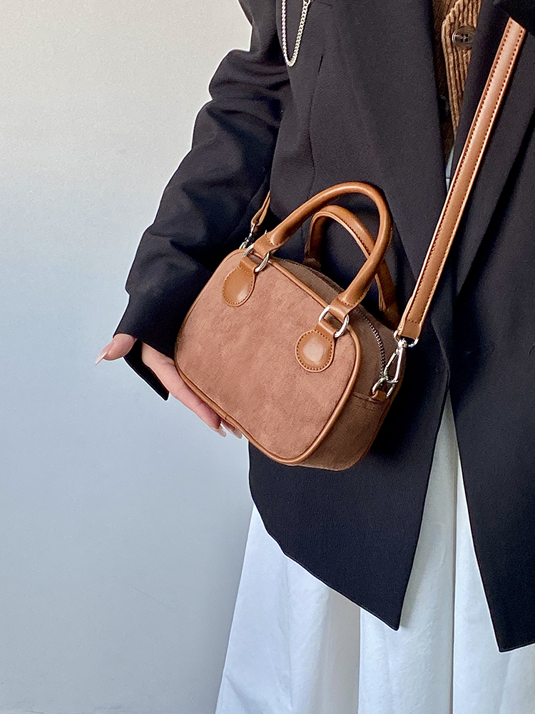 Women's Retro Velvet Pillow Handbag - Spring/Summer Crossbody Bag in Niche Design, Perfect for 2025 Fashion Trends Women's Retro Velvet Pillow Handbag - Spring/Summer Crossbody Bag in Niche Design, Perfect for 2025 Fashion Trends