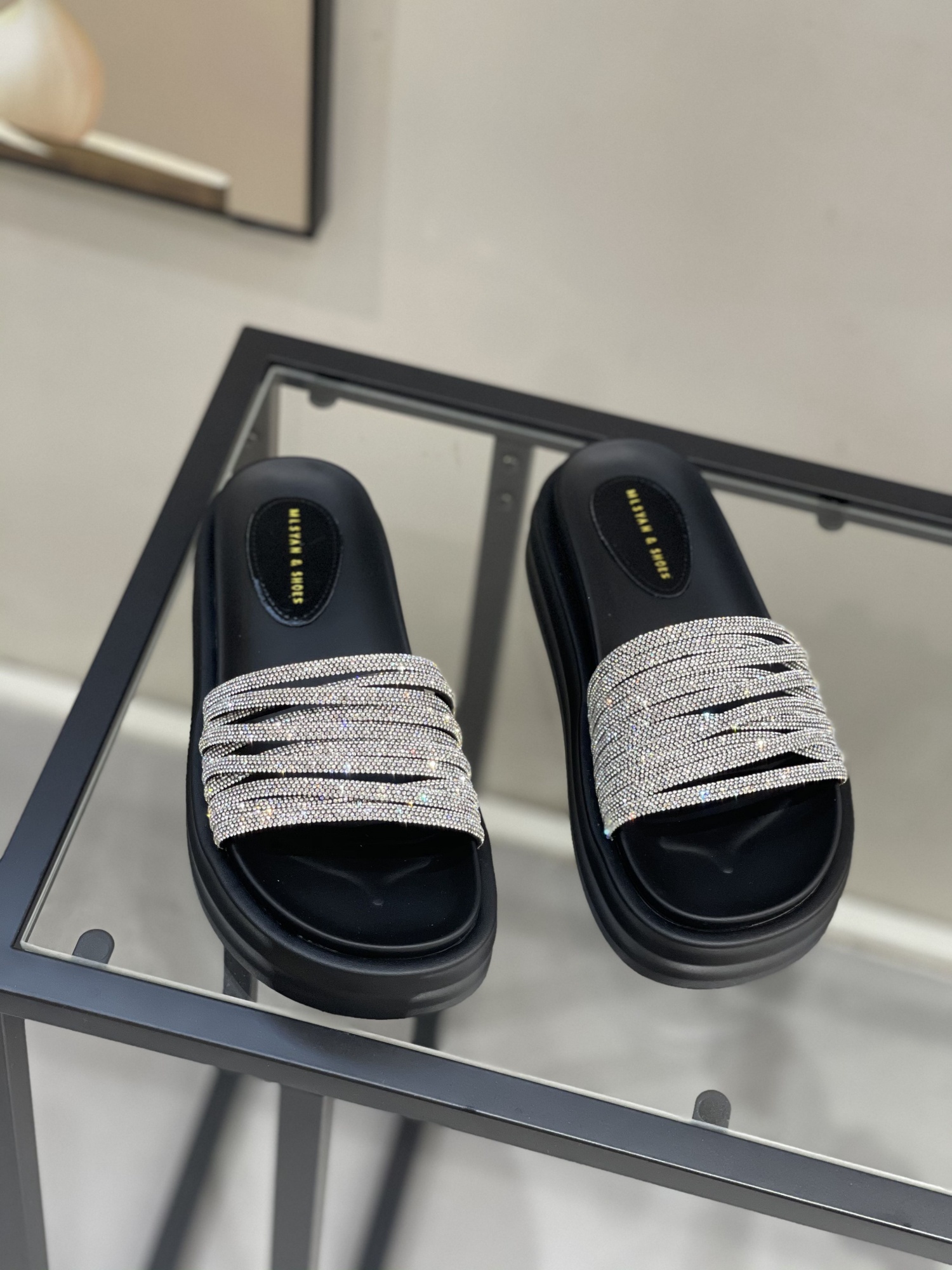 Women's Rhinestone Open-Toe Slide Sandals - 2025 Summer Lightweight Platform Beach Slippers, Versatile Thick-Soled Style Women's Rhinestone Open-Toe Slide Sandals - 2025 Summer Lightweight Platform Beach Slippers, Versatile Thick-Soled Style