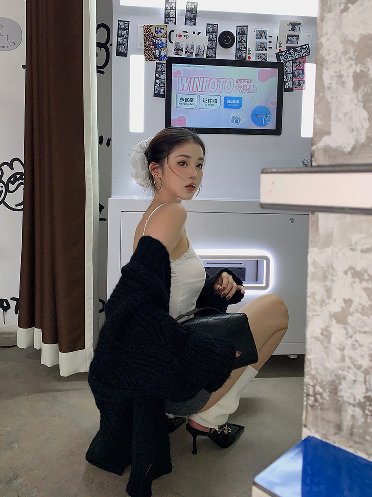 Women's Slim Fit Lace Splicing V-Neck Camisole - Sexy European and American Style Top Women's Slim Fit Lace Splicing V-Neck Camisole - Sexy European and American Style Top