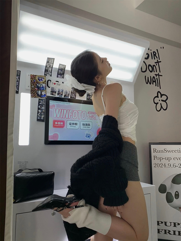 Women's Slim Fit Lace Splicing V-Neck Camisole - Sexy European and American Style Top Women's Slim Fit Lace Splicing V-Neck Camisole - Sexy European and American Style Top