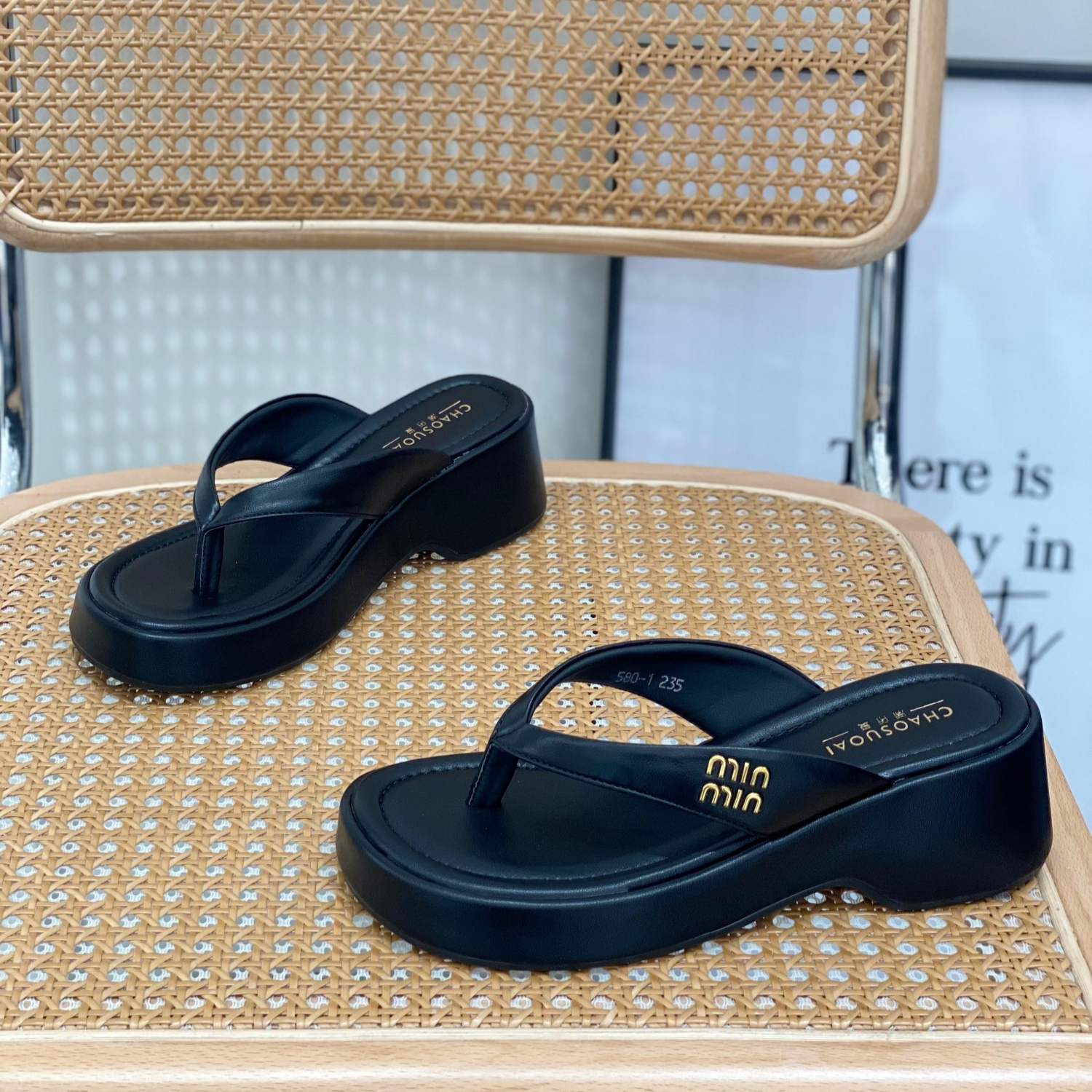 Women's Small Platform Beach Flip-Flops, Thick-Soled Thong Sandals for Summer 2025, Stylish Outdoor Footwear for Seaside