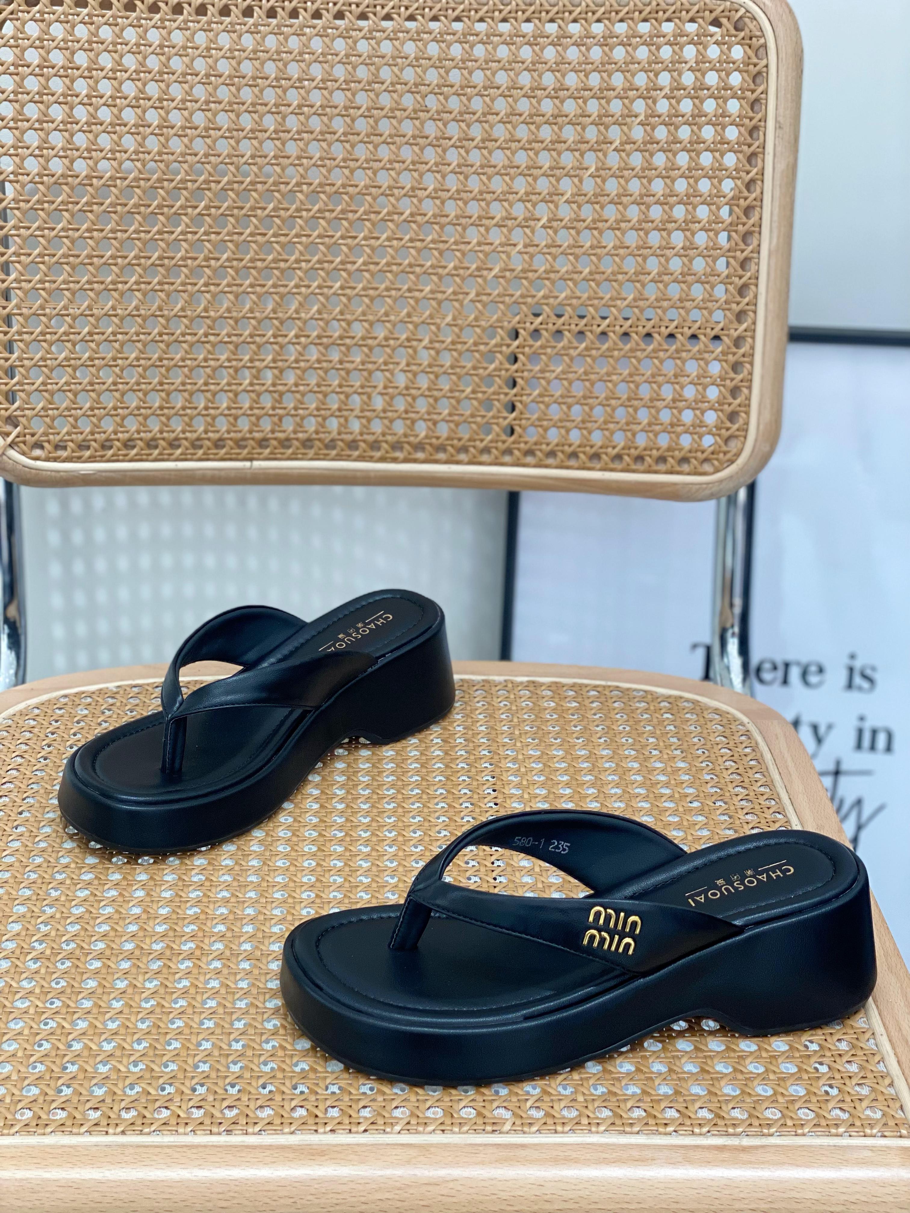 Women's Small Platform Beach Flip-Flops, Thick-Soled Thong Sandals for Summer 2025, Stylish Outdoor Footwear for Seaside