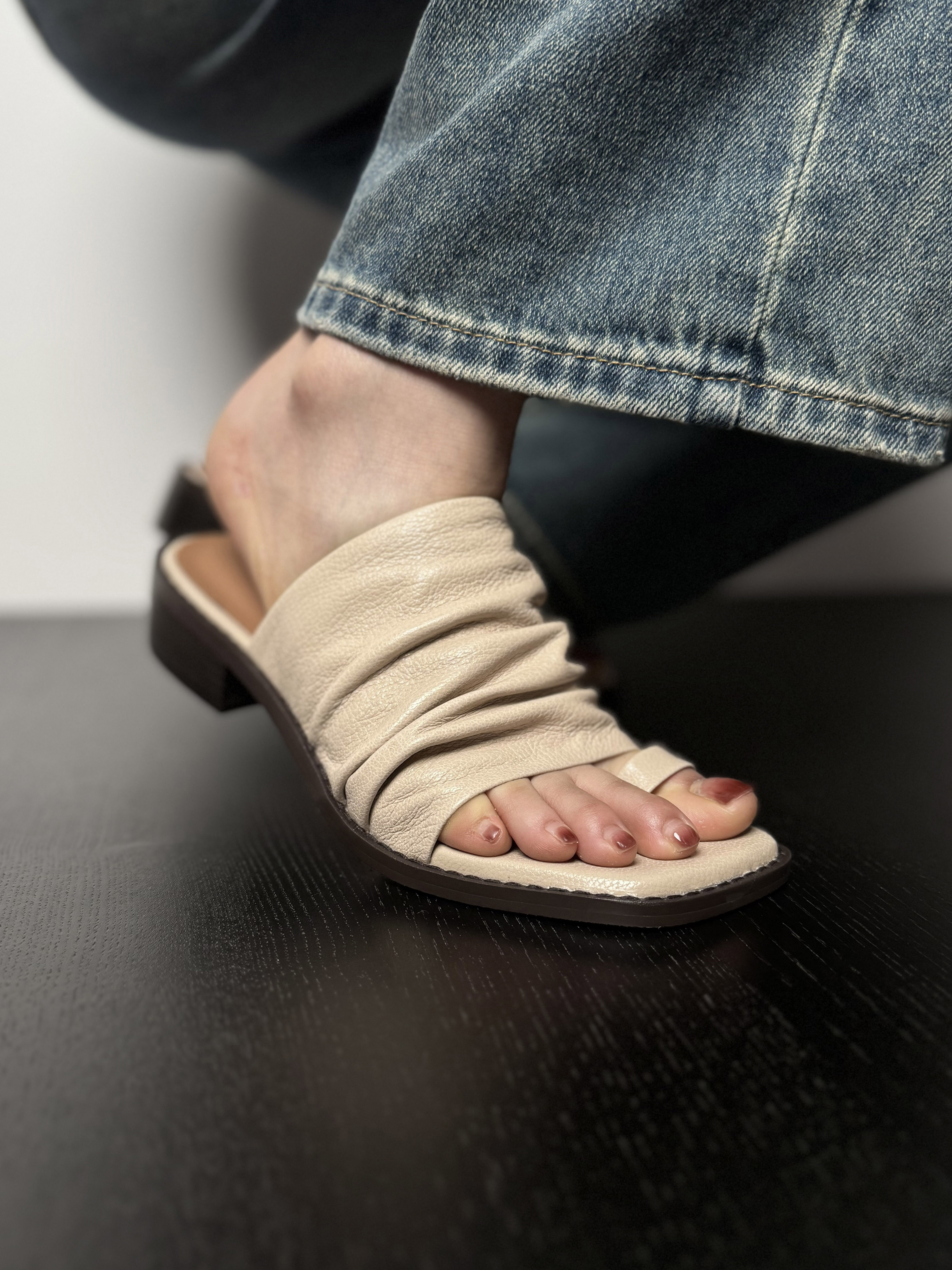 Women's Soft Lambskin Thong Sandals - Wrinkled Design, Slip-On Summer Outdoor Flat Sandals, 2025 Fashion Trend Women's Soft Lambskin Thong Sandals - Wrinkled Design, Slip-On Summer Outdoor Flat Sandals, 2025 Fashion Trend