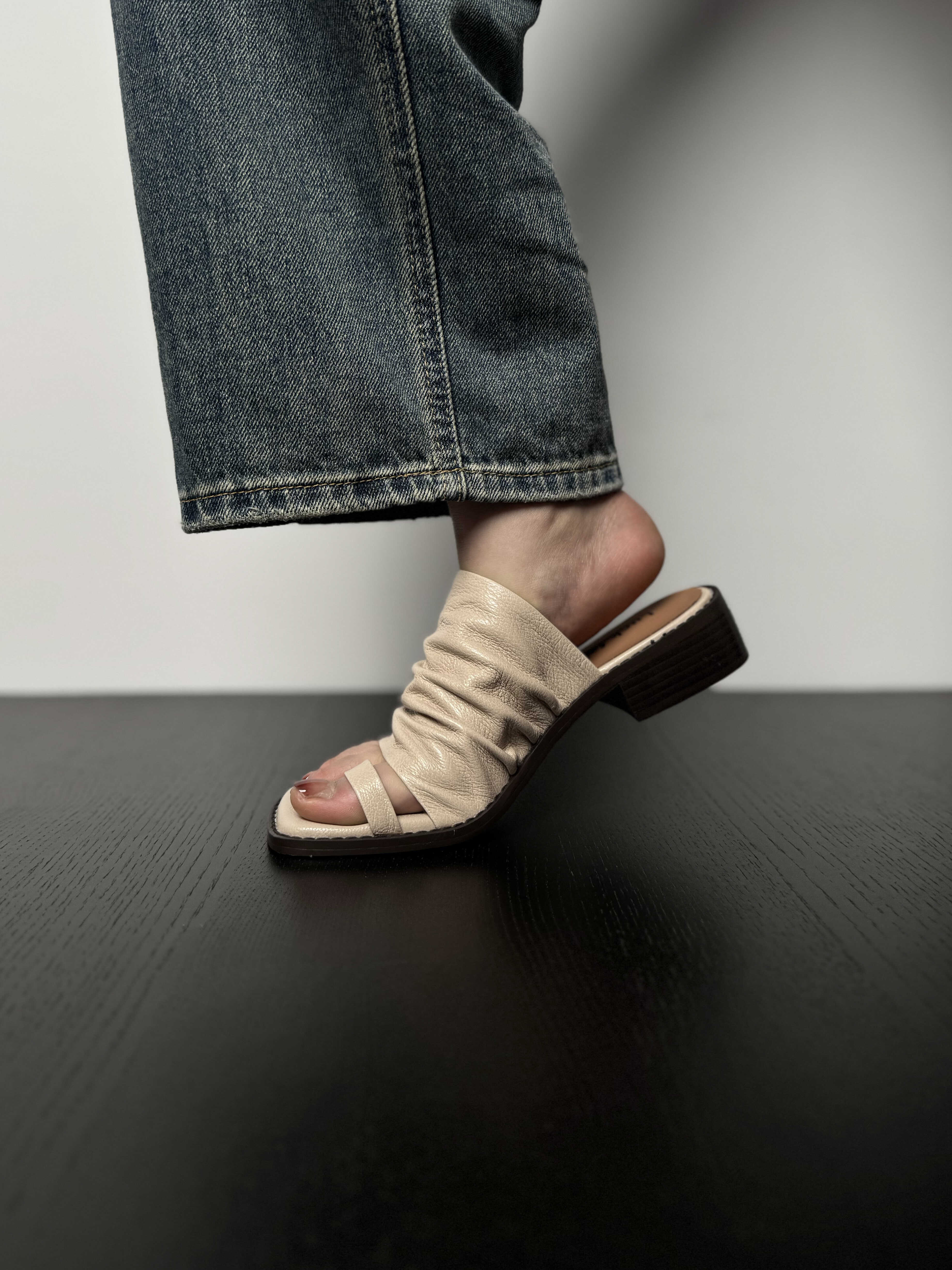 Women's Soft Lambskin Thong Sandals - Wrinkled Design, Slip-On Summer Outdoor Flat Sandals, 2025 Fashion Trend