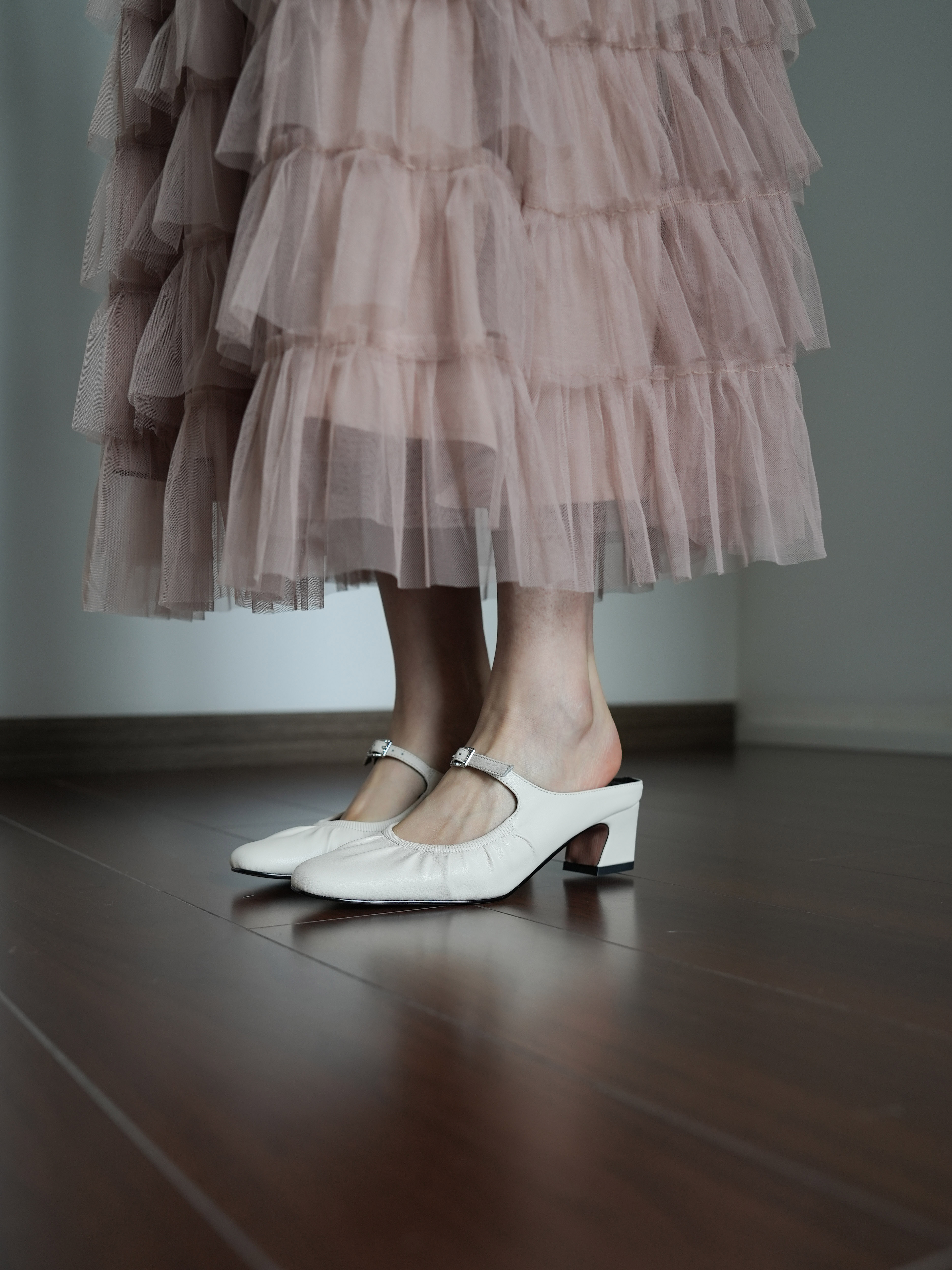 Women's Summer Open-Toe Chunky Heel Slippers - White Half-Drag Silver Sandals for Vacation Style & Casual Comfort