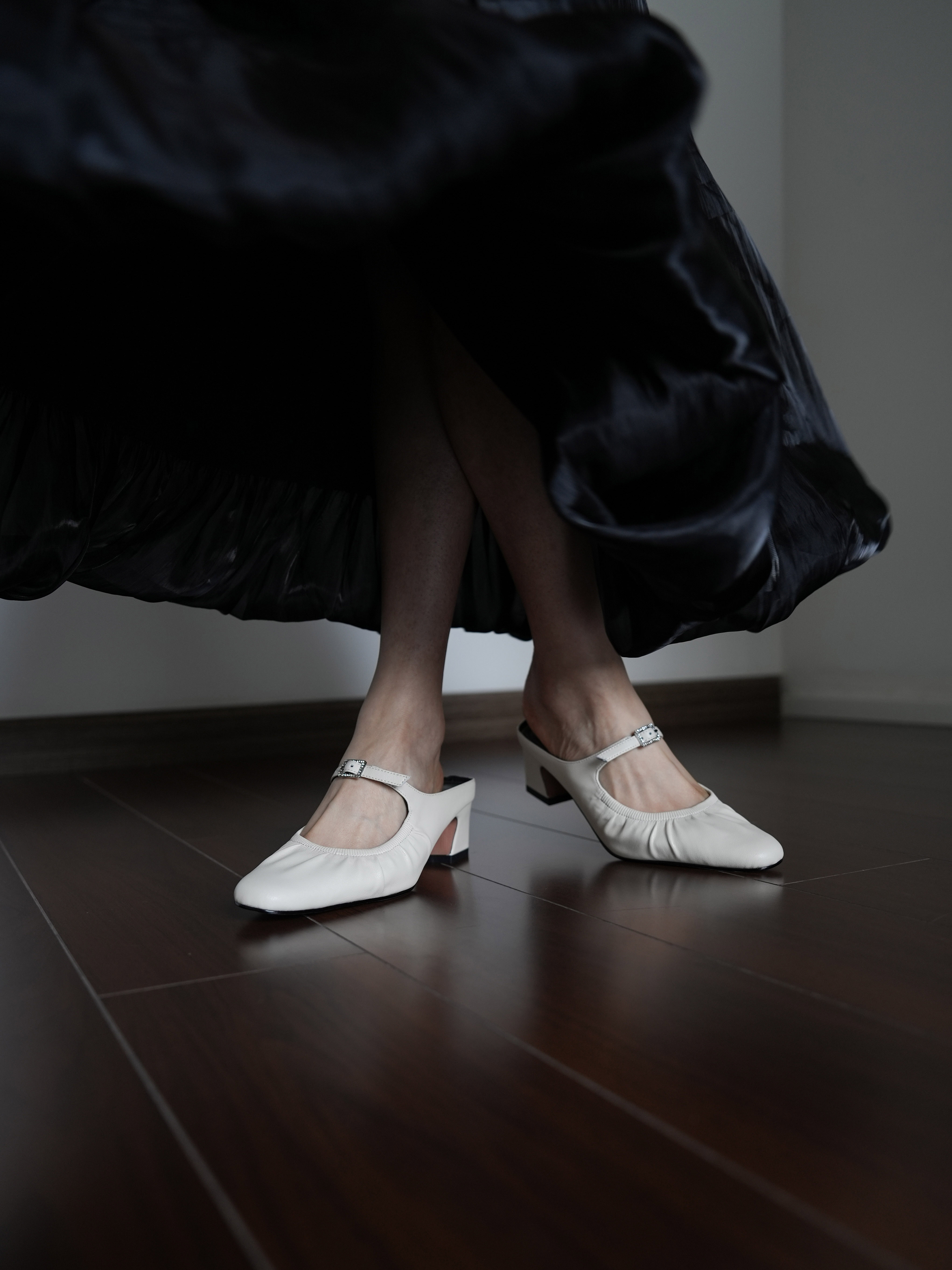 Women's Summer Open-Toe Chunky Heel Slippers - White Half-Drag Silver Sandals for Vacation Style & Casual Comfort