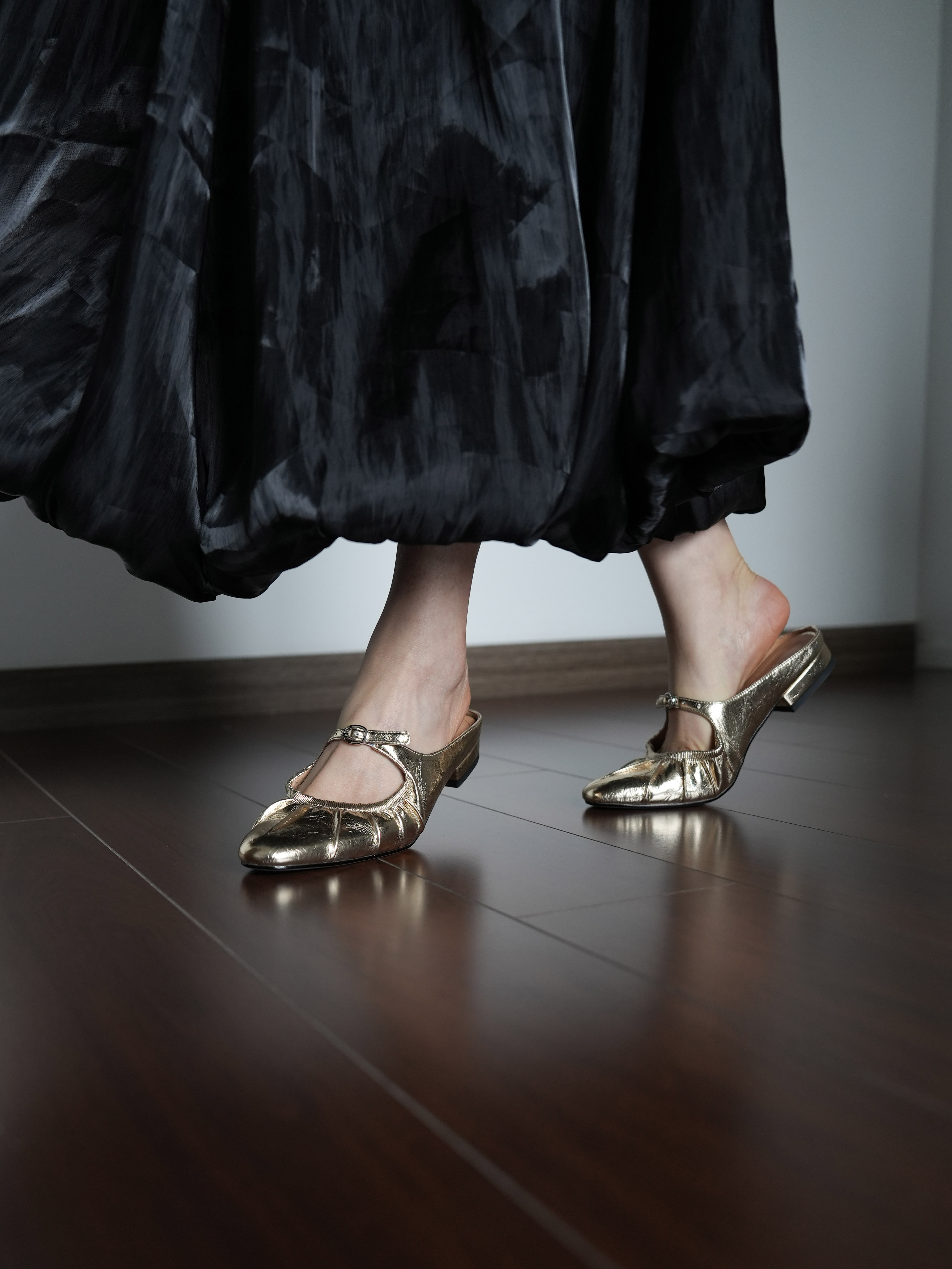 Women's Summer Open-Toe Flat Sandals with One-Strap Buckle â€“ Metallic Gold and Silver â€“ Chic Y2K Style Footwear