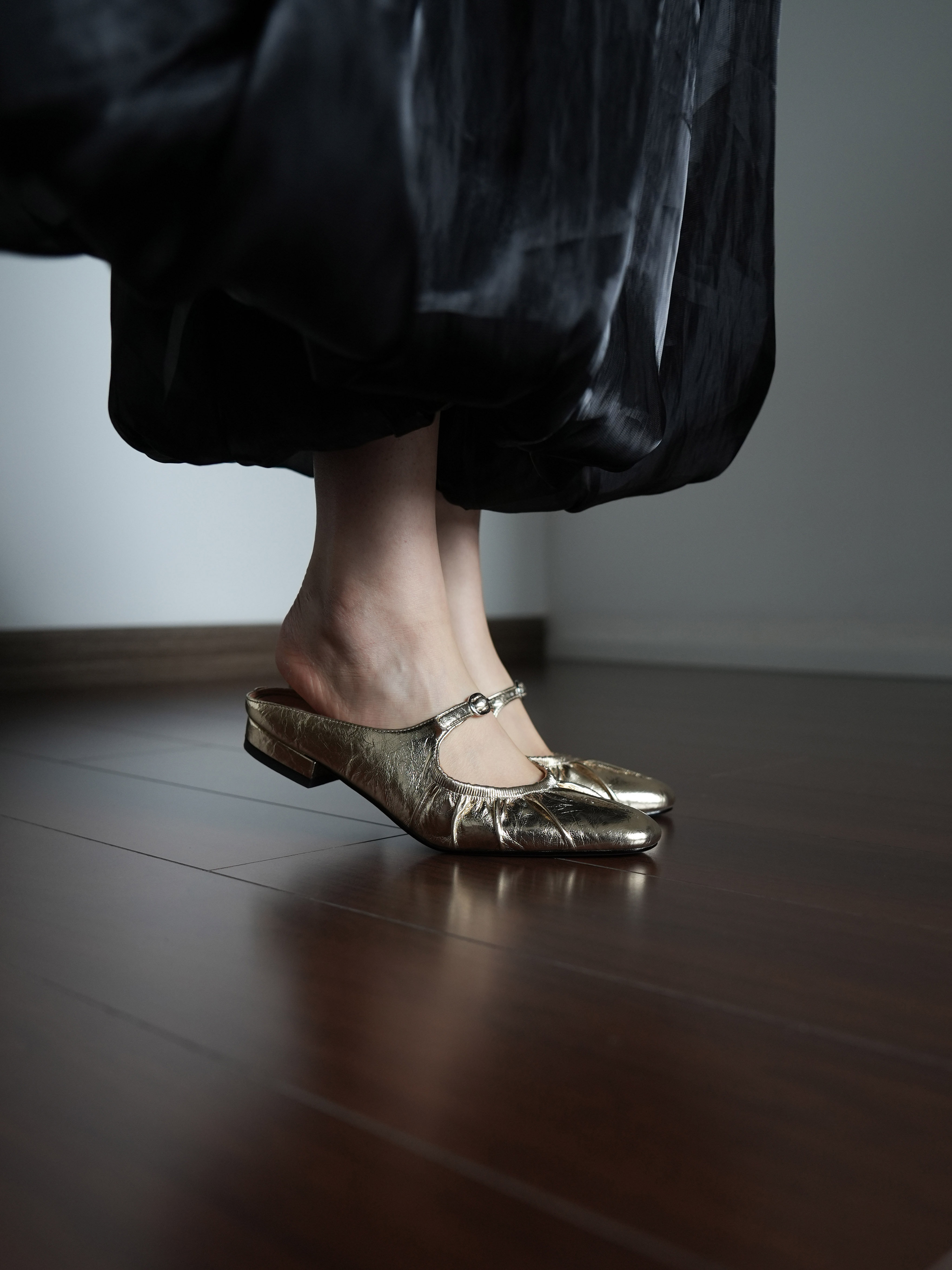 Women's Summer Open-Toe Flat Sandals with One-Strap Buckle – Metallic Gold and Silver – Chic Y2K Style Footwear Women's Summer Open-Toe Flat Sandals with One-Strap Buckle – Metallic Gold and Silver – Chic Y2K Style Footwear