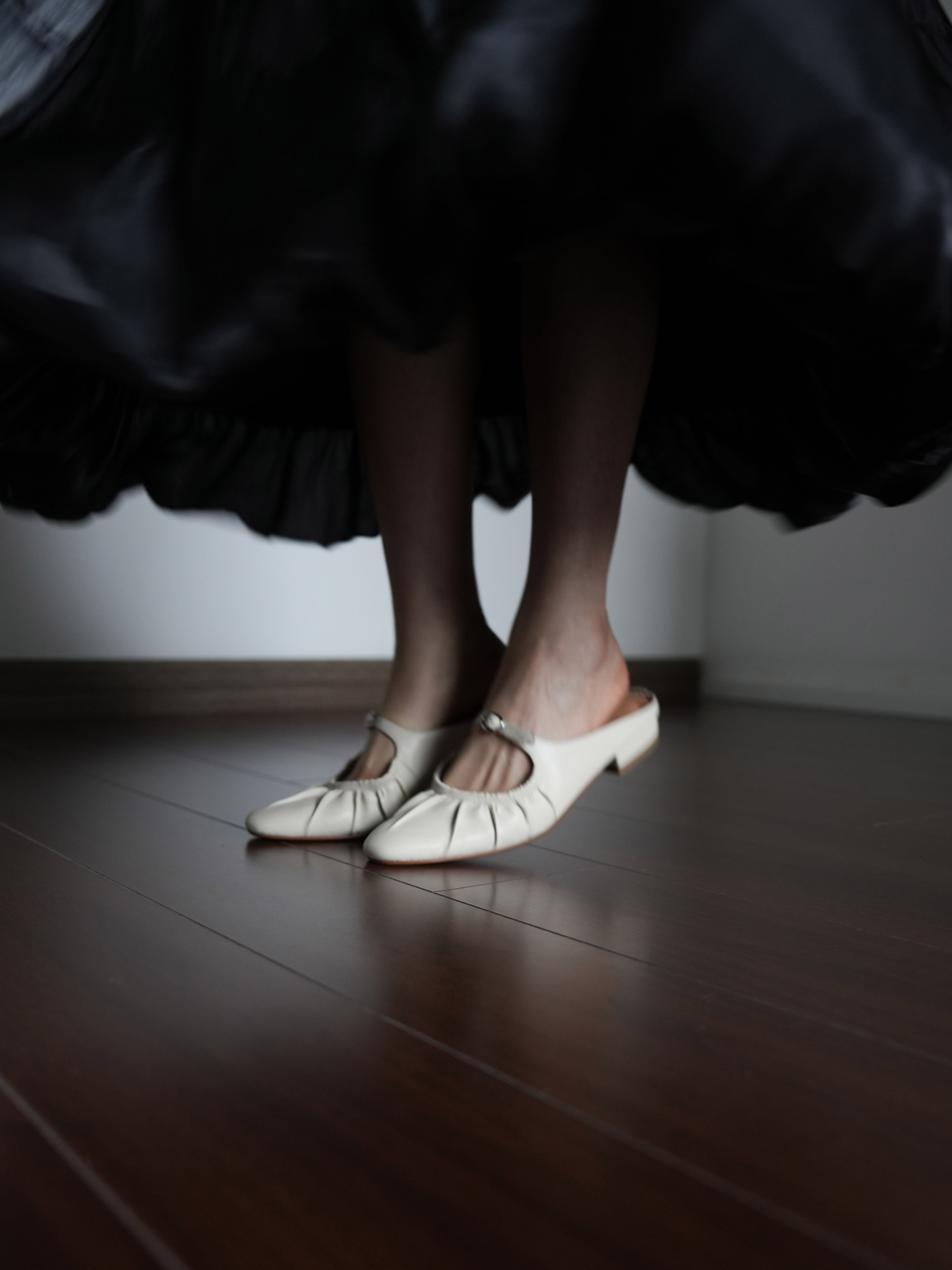 Women's Summer Open-Toe Flat Sandals with One-Strap Buckle – Metallic Gold and Silver – Chic Y2K Style Footwear Women's Summer Open-Toe Flat Sandals with One-Strap Buckle – Metallic Gold and Silver – Chic Y2K Style Footwear