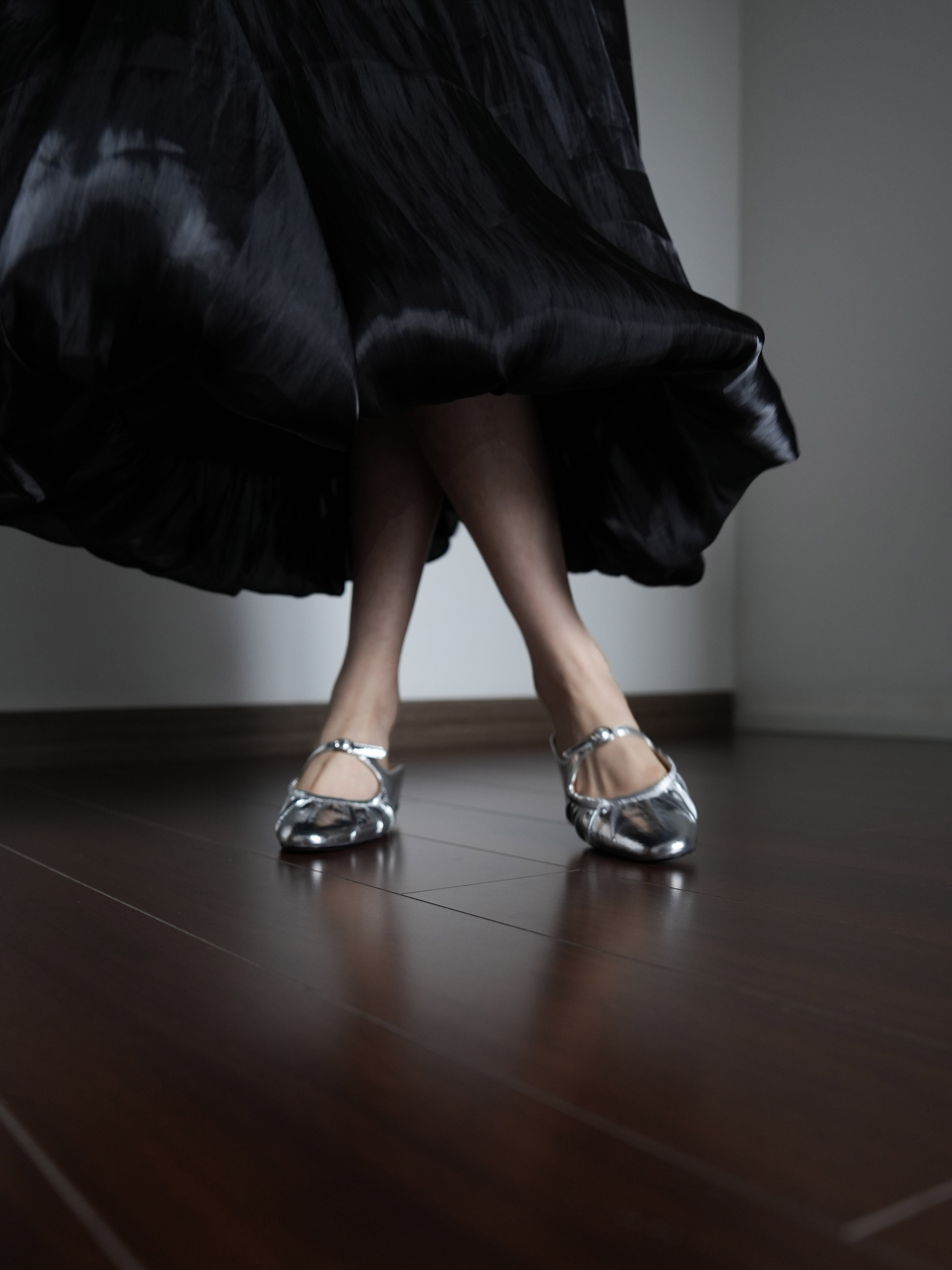 Women's Summer Open-Toe Flat Sandals with One-Strap Buckle – Metallic Gold and Silver – Chic Y2K Style Footwear Women's Summer Open-Toe Flat Sandals with One-Strap Buckle – Metallic Gold and Silver – Chic Y2K Style Footwear