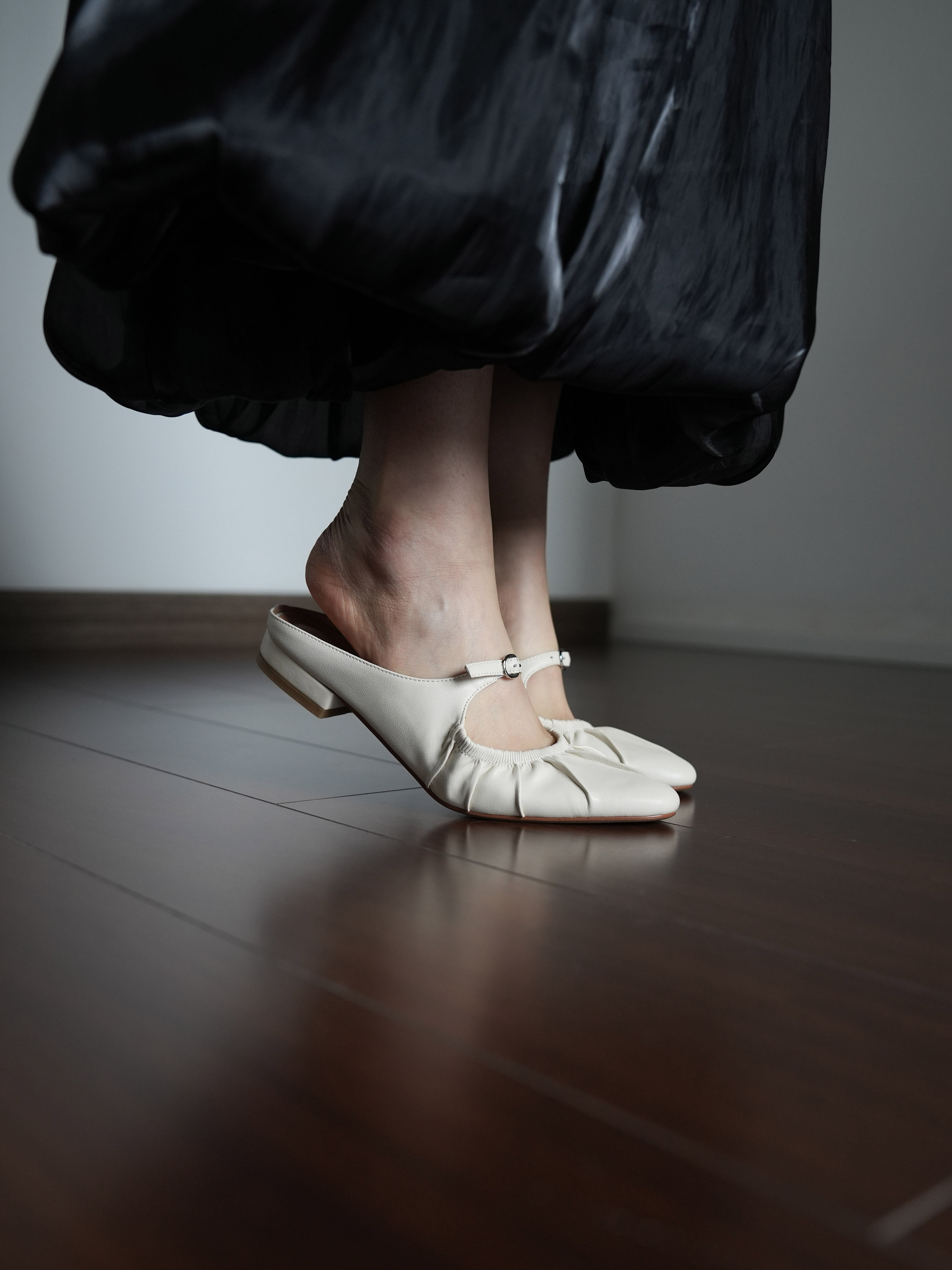 Women's Summer Open-Toe Flat Sandals with One-Strap Buckle – Metallic Gold and Silver – Chic Y2K Style Footwear Women's Summer Open-Toe Flat Sandals with One-Strap Buckle – Metallic Gold and Silver – Chic Y2K Style Footwear