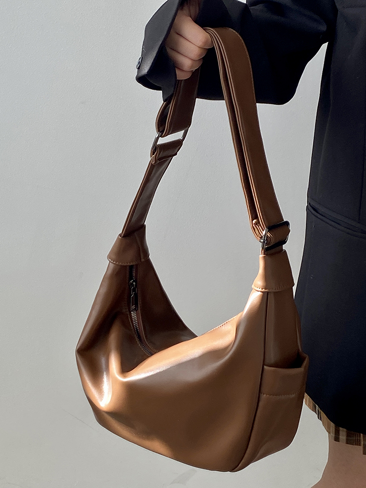 Women's Vintage Crescent Crossbody Bag with Wide Straps - 2025 Spring/Summer Street Style Messenger Bag Women's Vintage Crescent Crossbody Bag with Wide Straps - 2025 Spring/Summer Street Style Messenger Bag