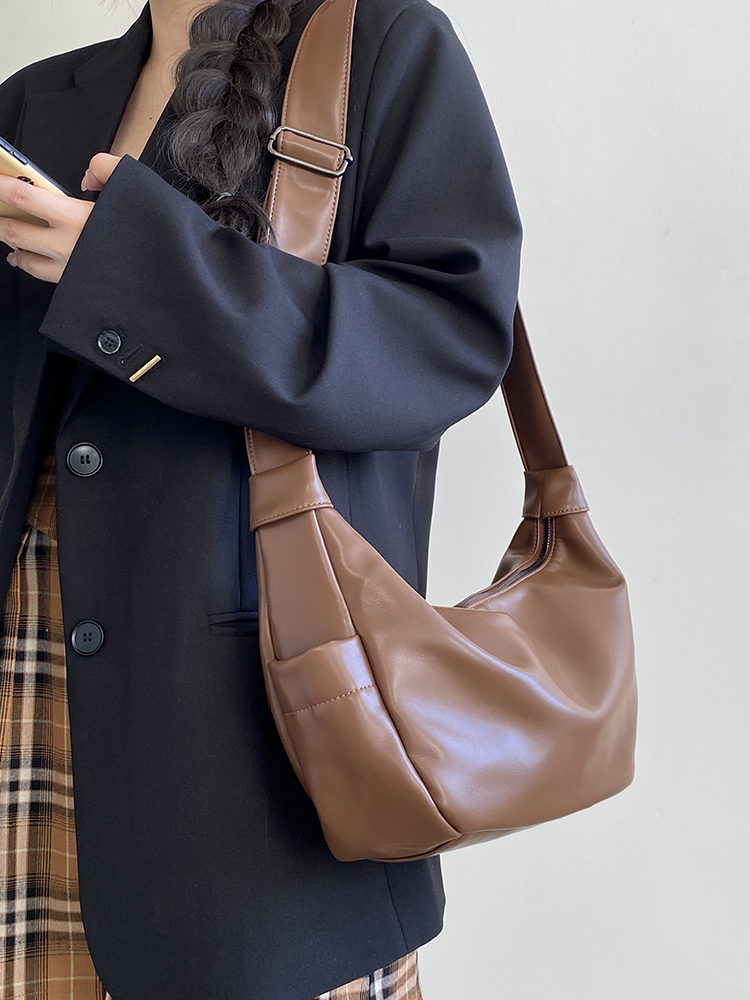 Women's Vintage Crescent Crossbody Bag with Wide Straps - 2025 Spring/Summer Street Style Messenger Bag Women's Vintage Crescent Crossbody Bag with Wide Straps - 2025 Spring/Summer Street Style Messenger Bag