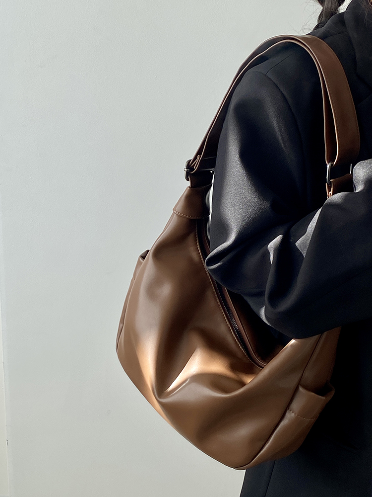 Women's Vintage Crescent Crossbody Bag with Wide Straps - 2025 Spring/Summer Street Style Messenger Bag Women's Vintage Crescent Crossbody Bag with Wide Straps - 2025 Spring/Summer Street Style Messenger Bag