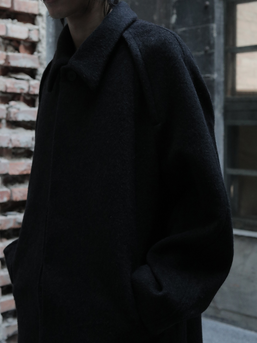 Wool Overcoat with Loose Leaf Arc Structure and Raglan Sleeves - Stylish 90s-Inspired Outerwear for a Chic Look Wool Overcoat with Loose Leaf Arc Structure and Raglan Sleeves - Stylish 90s-Inspired Outerwear for a Chic Look