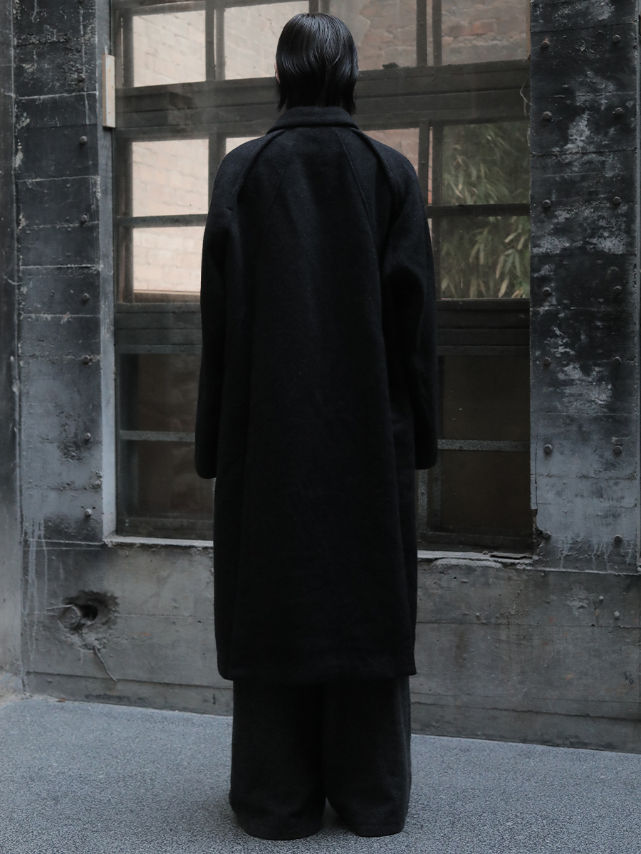 Wool Overcoat with Loose Leaf Arc Structure and Raglan Sleeves - Stylish 90s-Inspired Outerwear for a Chic Look Wool Overcoat with Loose Leaf Arc Structure and Raglan Sleeves - Stylish 90s-Inspired Outerwear for a Chic Look