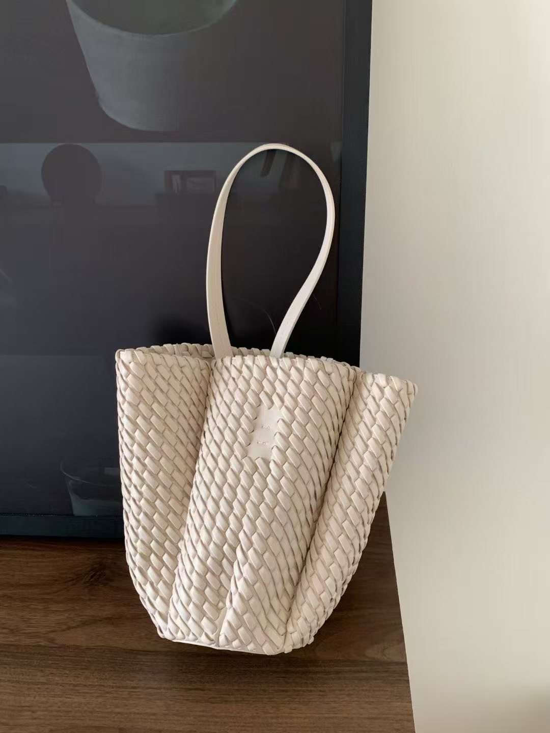 Woven High-End Bucket Bag for Women - Versatile Commuter Shoulder Tote in Genuine Leather - 2025 Niche Design Fashion Accessory Woven High-End Bucket Bag for Women - Versatile Commuter Shoulder Tote in Genuine Leather - 2025 Niche Design Fashion Accessory