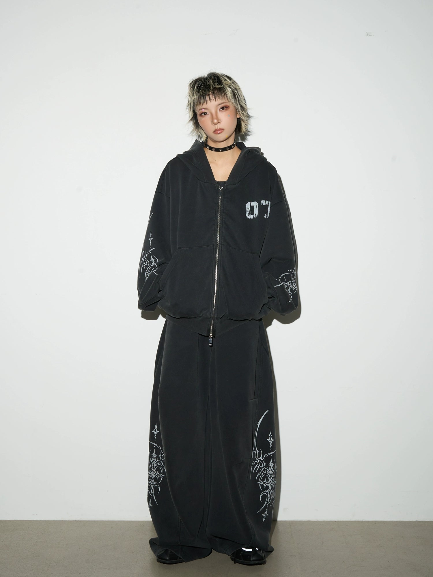 Dark Loose Silhouette Zip Hoodie / Wide Sweatpants