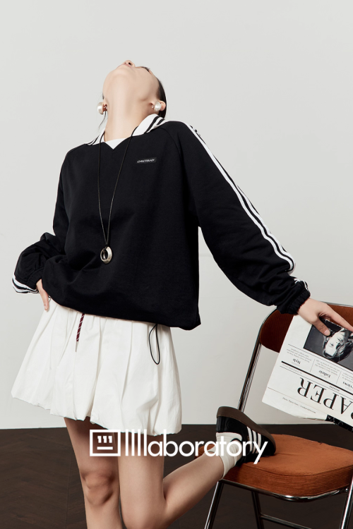Side Line Black Top / Balloon Skirt Pants