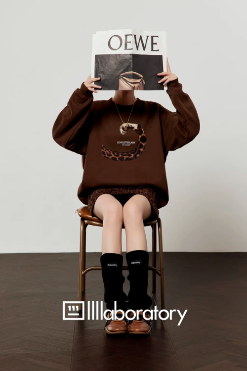 Tail Motif Sweatshirt / Leopard Print Mini Skirt