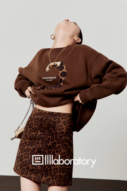 Tail Motif Sweatshirt / Leopard Print Mini Skirt