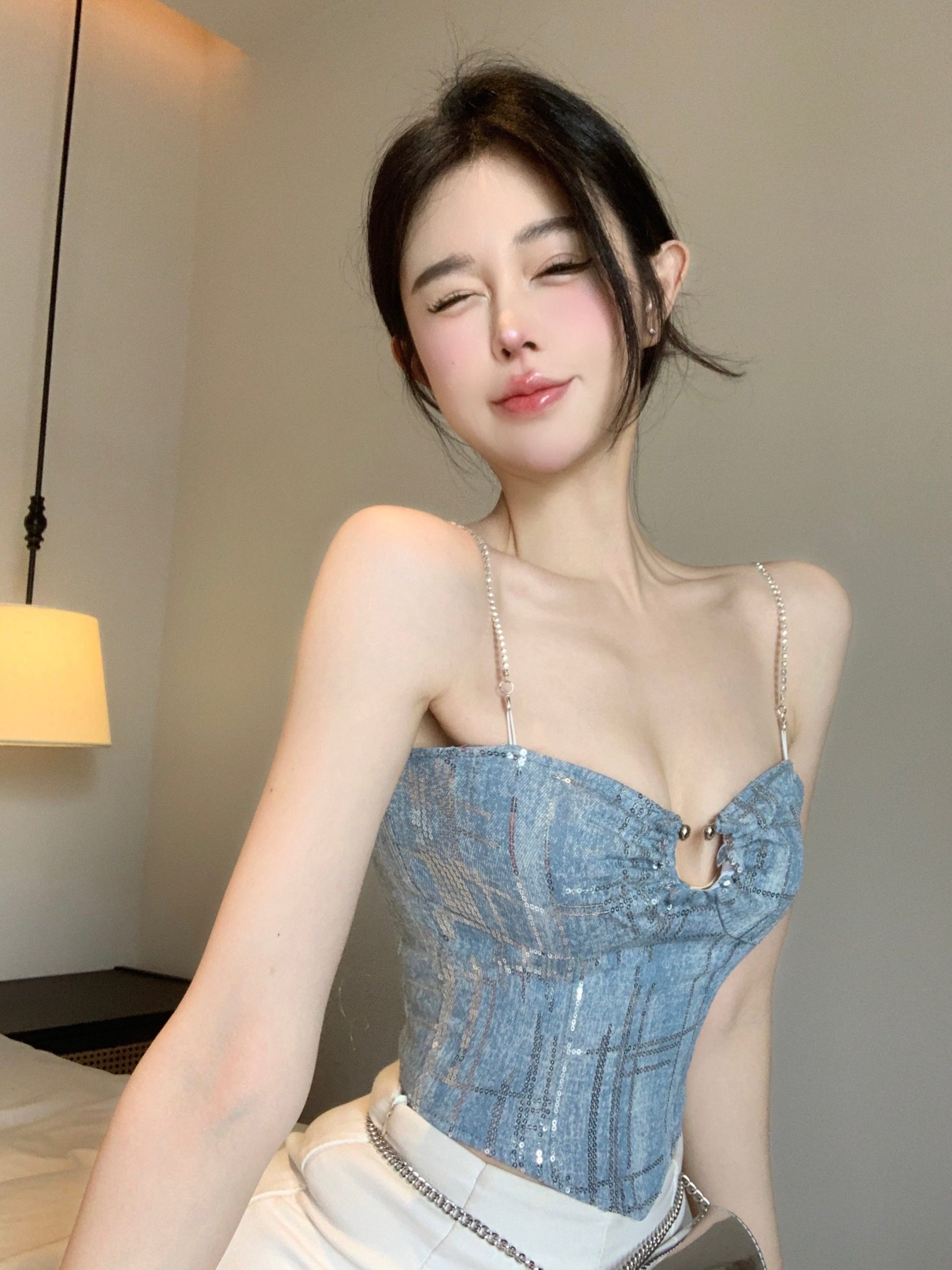 shelly-icy-blue-silver-spaghetti-strap-slim-camisole-cropped-top-17 shelly-icy-blue-silver-spaghetti-strap-slim-camisole-cropped-top-17
