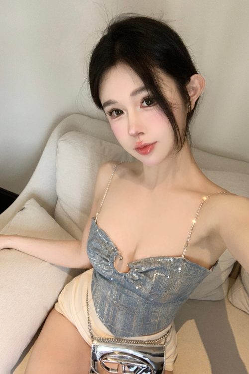 shelly-icy-blue-silver-spaghetti-strap-slim-camisole-cropped-top-20